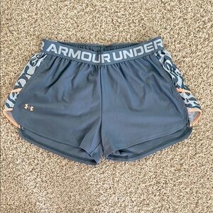 NWOT Under Armour Women’s Medium Bluish Gray Patterned Shorts